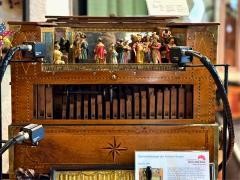 Drehorgel mit verschiedenen Figuren