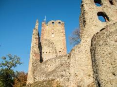 Ruine der Kastelburg vor blauem Himmel.